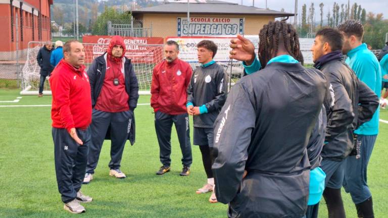 Oberdan Biagioni ieri durante il colloquio con la squadra (foto San Marino Calcio)