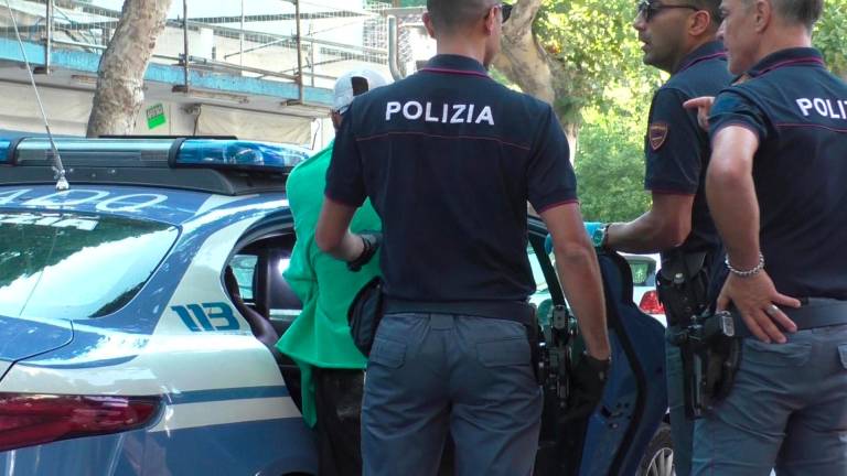 Rimini. Tentata rapina alla fermata del bus a Miramare, uomo preso a pugni. La Polizia arresta l’autore