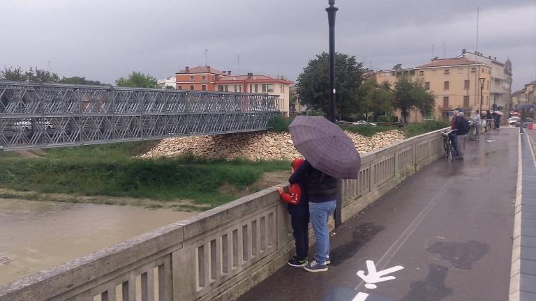 Faentini osservano il livello del Lamone poche ore prima del passaggio della piena (Foto MMPH)