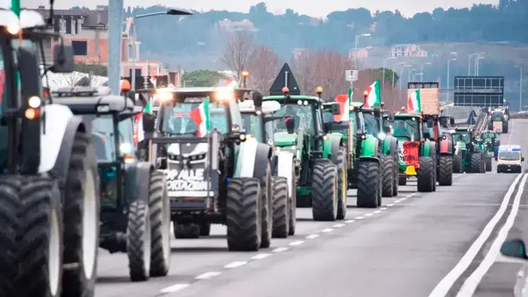 Una protesta degli agricoltori coi trattori in strada