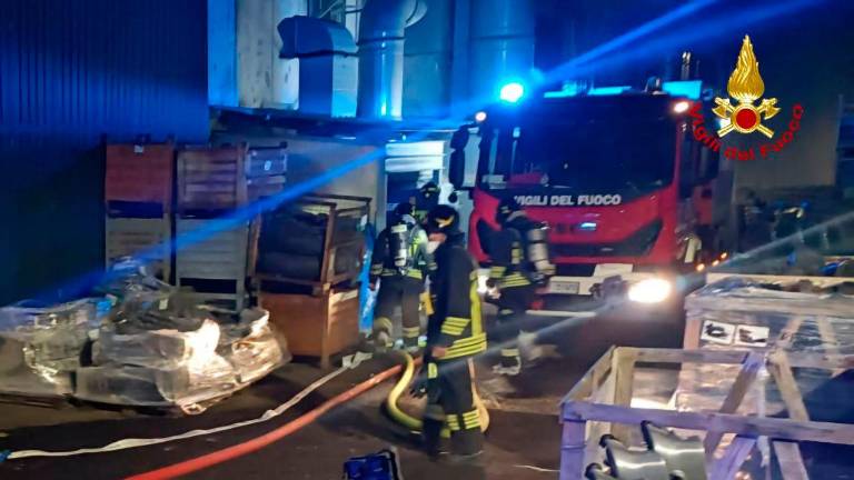 Cesena, incendio in un capannone in via Turati