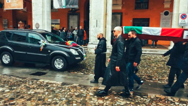 Il corteo funebre all’unione civile celebrata in Comune a Cesena nel 2017