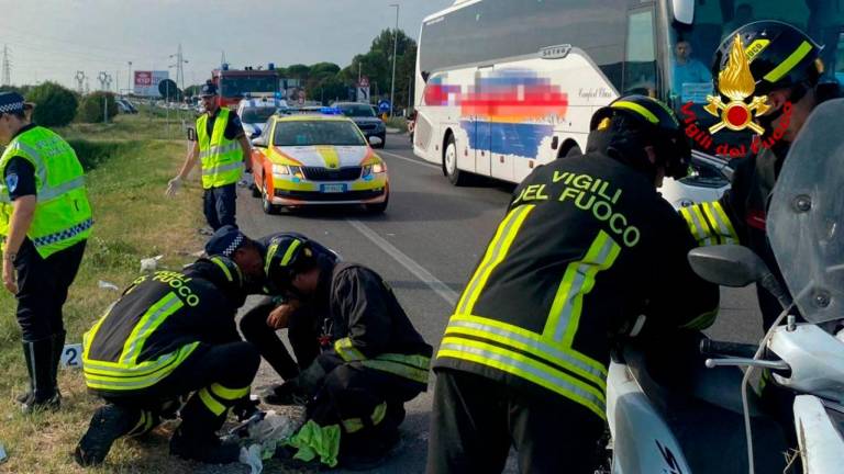 Cesenatico, incidente sull’Adriatica: scontro tra uno scooter e un camper, 76enne motociclista ferito