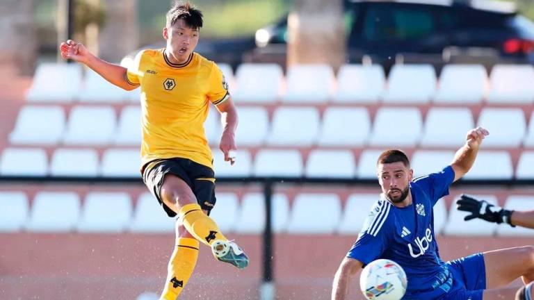 Hee-Chan Hwang e Marco Curto nel corso dell’amichevole di luglio tra il Wolverhampton e il Como (foto www.wolves.co.uk)