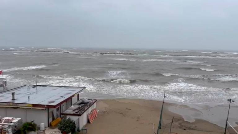 Piove ancora forte in Romagna. Allagamenti sul litorale di Rimini, ristagni d’acqua nei campi, fiumi osservati speciali