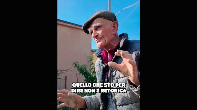 “Grazie dell’aiuto ragazzi, mi levo il cappello davanti a voi”: il commovente video dopo l’alluvione a Modigliana VIDEO