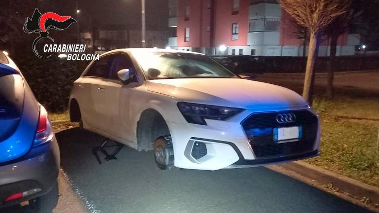 La proprietaria li filma mentre rubano le ruote della sua auto, due 19enni arrestati nel Bolognese VIDEO