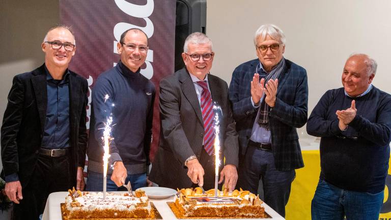 Il taglio della torta per festeggiare i dieci anni di attività del Team del Capitano