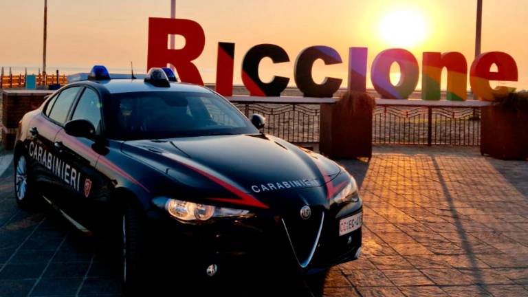 Riccione, dopo l’operazione anti-droga, la sindaca va al Comando dei Carabinieri: “Grazie per il vostro lavoro” VIDEO