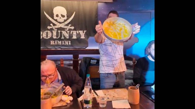 Mangia un chilo di carbonara in poco più di dieci minuti: record di tutti i tempi alla sfida del Bounty di Rimini VIDEO