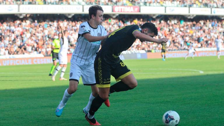 Niccolò Tofanari contro Tommaso Berti durante Cesena-Rimini 5-2