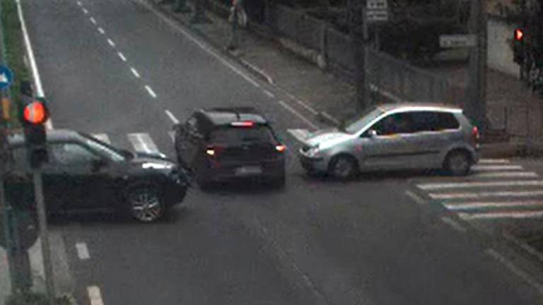 Rimini, l’auto ignora il rosso al semaforo, sfiorato un terribile incidente VIDEO