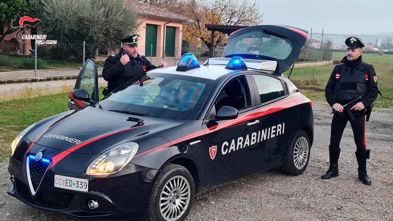 “Non mi devi guardare in quel modo”: punta un coltello al titolare di un supermercato di Cesenatico, preso e denunciato un 35enne