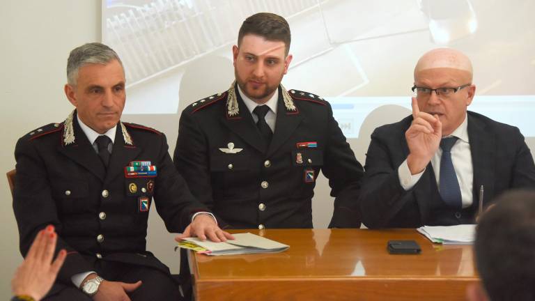 Il pm Davide Ercolani, a sinistra, illustra gli esiti dell’operazione dei Carabinieri