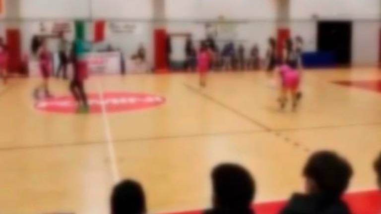 Rimini, insulti razzisti di una madre alla partita di basket femminile Under 19: la Procura Federale apre un’indagine