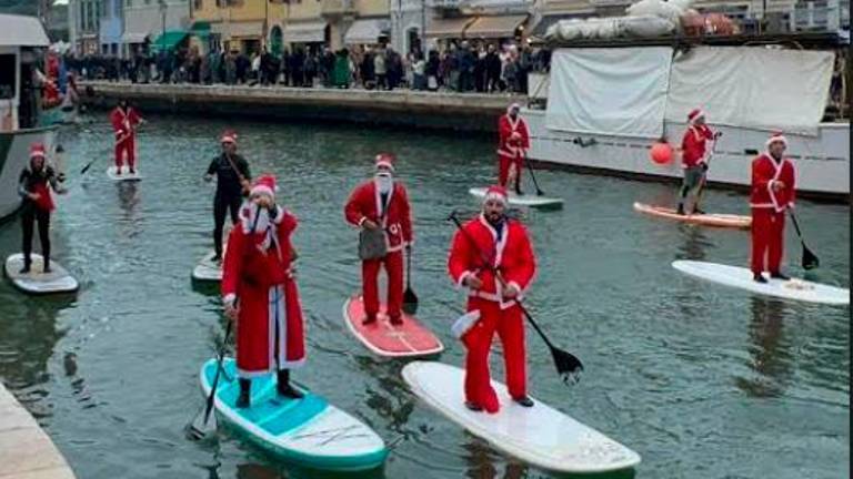 Babbi Natale in sup sul porto canale