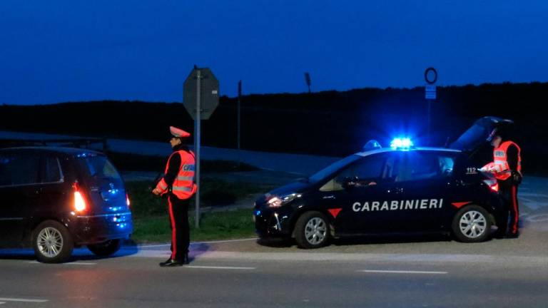 Cesena: senza patente, prende di nascosto l’auto del padre, non si ferma all’alt dei Carabinieri e si schianta contro uno spartitraffico