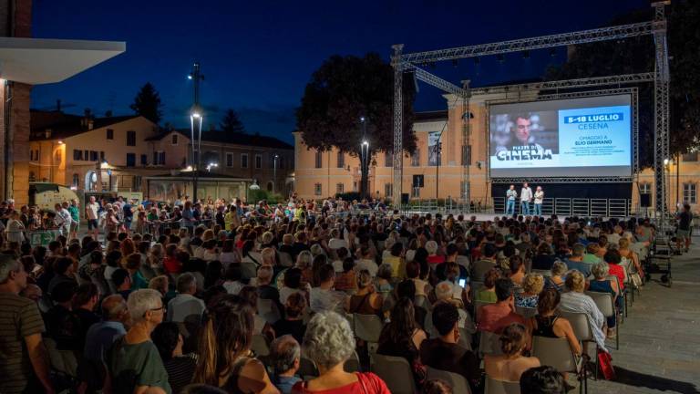 Bagno di folla per Elio Germano a Cesena per Piazze di Cinema: “Bello essere omaggiati in vita”