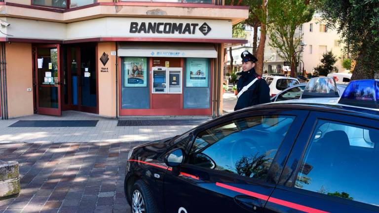 Un sopralluogo dei carabinieri in banca (Foto d’archivio)