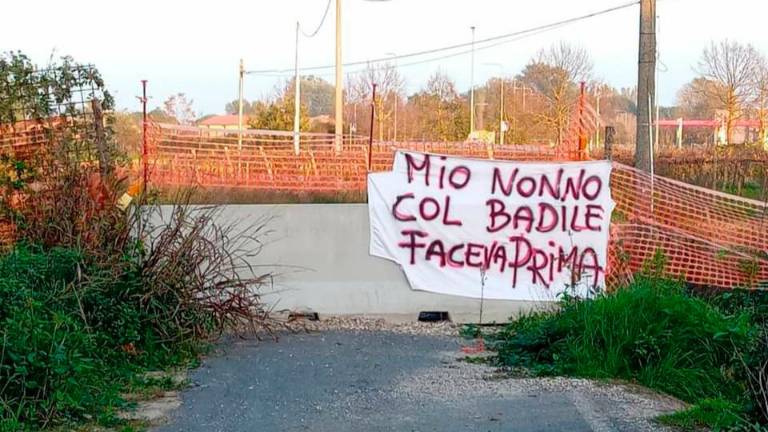 Lo striscione apparso qualche settimana fa a ridosso del cantiere in via Fornazzo