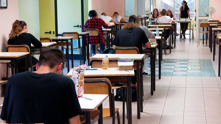 Studenti durante una prova scritta dell’esame di Maturità immagine d’archivio