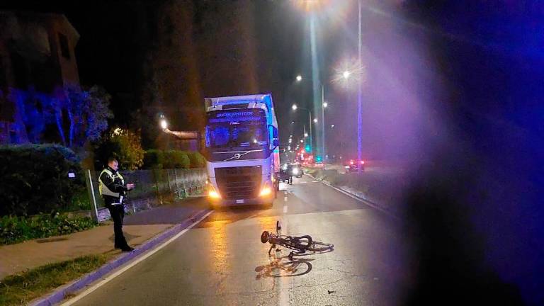 Imola, rintracciato il pirata della strada che ha investito un ciclista lunedì: denunciato un 32enne imolese