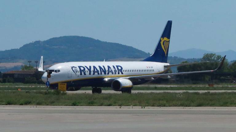 Un volo Ryanair in arrivo a Rimini: la compagnia rappresenta il 75,6% dell’intero traffico commerciale