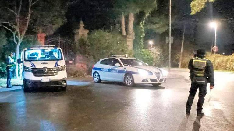 Riccione, viaggiano su un’auto rubata con un machete a bordo e non si fermano all’alt