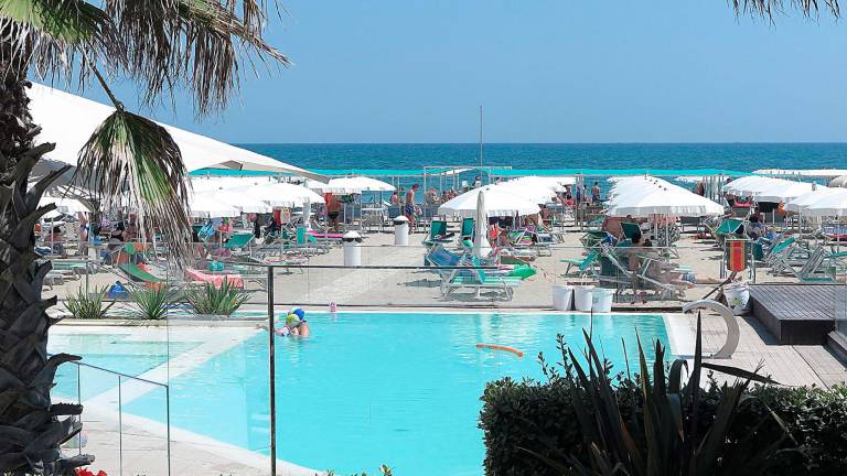 Piscine in spiaggia a Riccione; sotto il sindaco Jamil Sadegholvaad