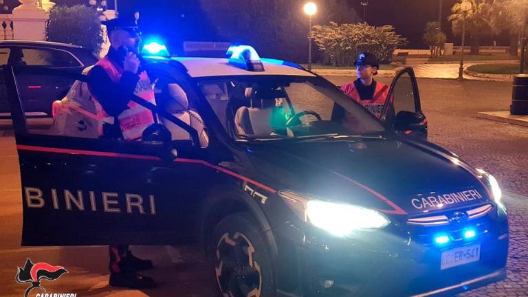 Gambettola, ubriaco aggredisce i Carabinieri e cerca di afferrare le fondine con le pistole: 37enne denunciato