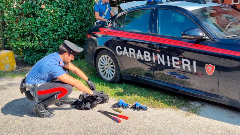 La borsa sequestrata dai carabinieri nel corso dell’attività di controllo nelle zone colpite dall’alluvione