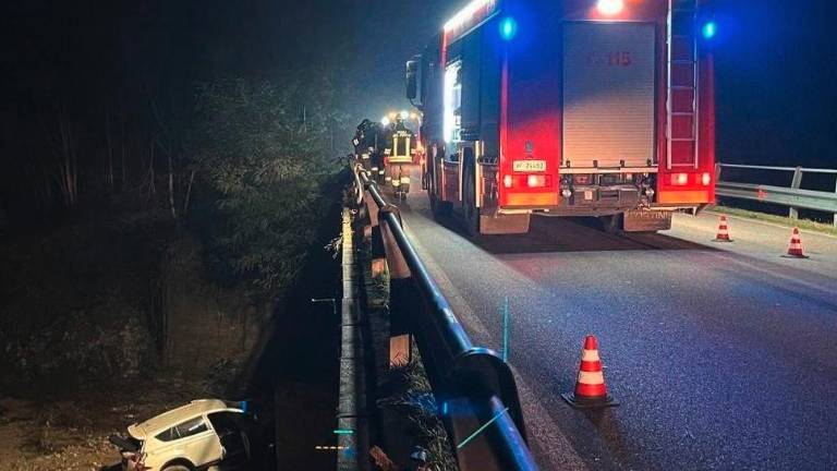 Auto vola giù da un ponte e finisce nel letto del fiume Bidente a Cusercoli