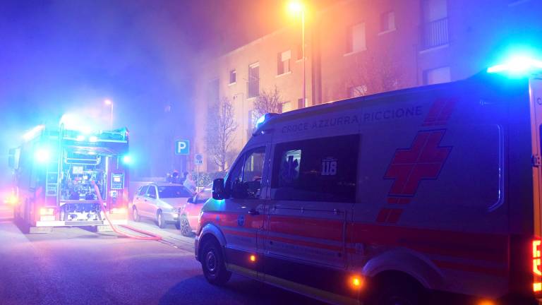 Rimini, incendio in abitazione: due morti e diversi intossicati. Famiglie evacuate