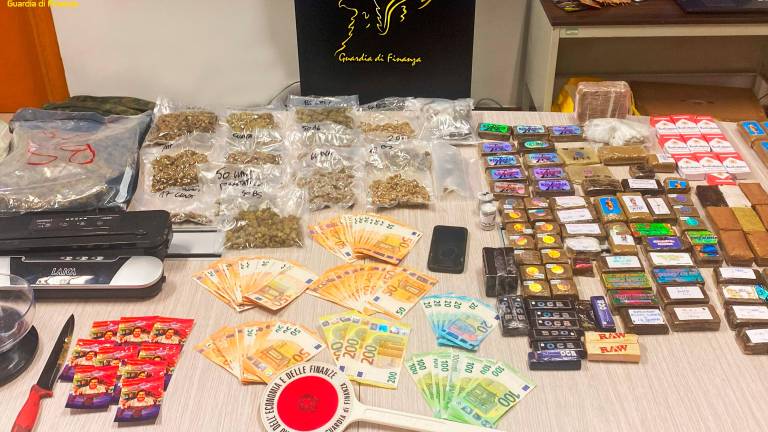 Rimini, si rompe un pacco di snack al formaggio e spunta la droga: i finanzieri indagano e ne trovano più di 15 chili