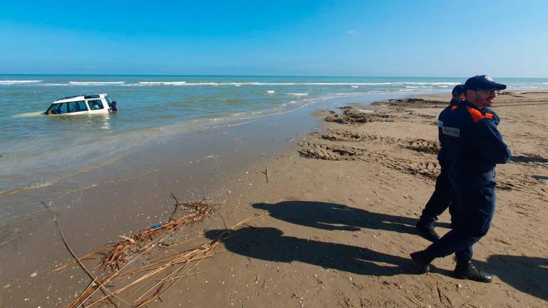 Riccione, prova a guadare la foce del Marano col fuoristrada ma rimane incagliato - Gallery