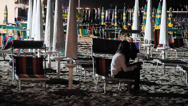 L’ordinanza balneare obbliga l’accensione delle luci in spiaggia dal tramonto all’alba