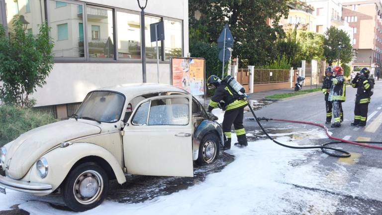 Rimini, l’auto le prende fuoco mentre guida, attimi di paura in via Dante