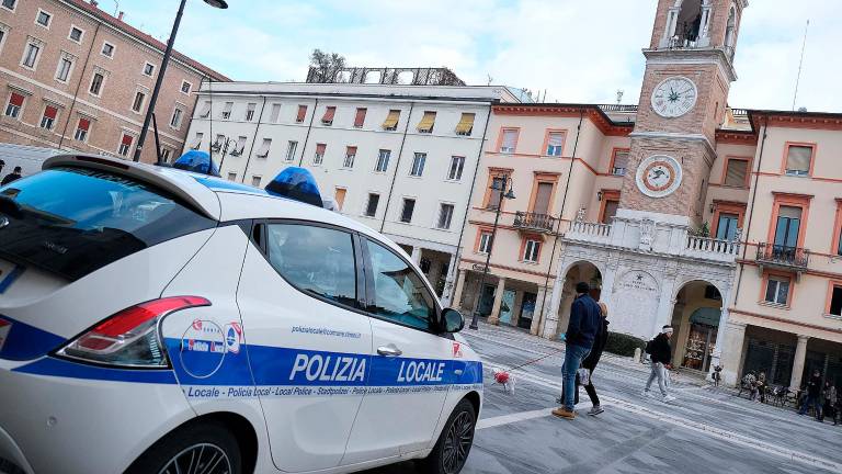 Rimini, musica troppo alta e tavoli e ombrelloni senza permesso: sequestrata l’area esterna di un locale del centro