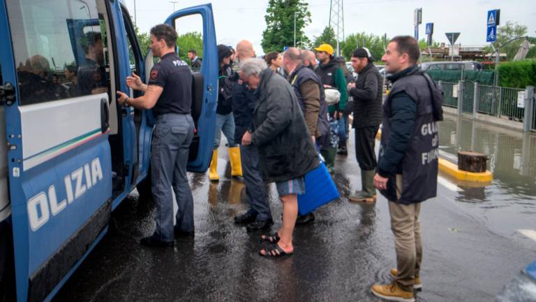 La polizia a Fornace Zarattini nei giorni dell’alluvione