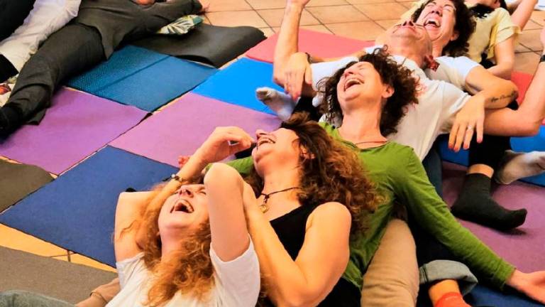 Questa sera “Yoga della risata”