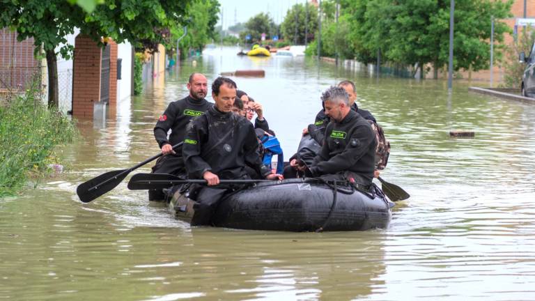 Persone portate in salvo a Fornace Zarattini foto massimo fiorentini