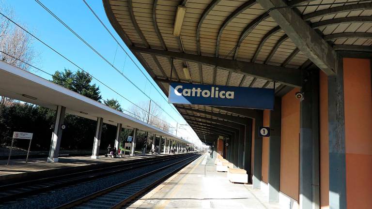 Cattolica, ragazza vuole lanciarsi sotto il treno: salvata dalla polizia stradale