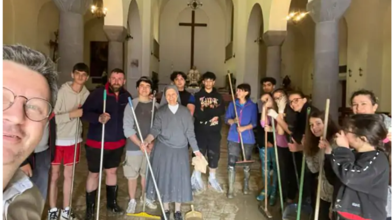 Ravenna, Don Leo e don Tiziano, i parroci che hanno spalato il fango: L'alluvione non era nei piani di Dio