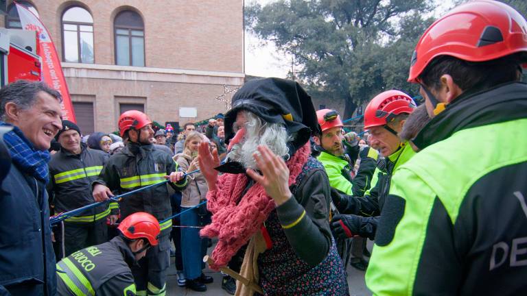 Ravenna, ecco la Befana volante dei Vigili del Fuoco per la gioia dei bambini - Gallery