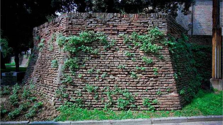 Un torrione lungo la cinta muraria storica della città