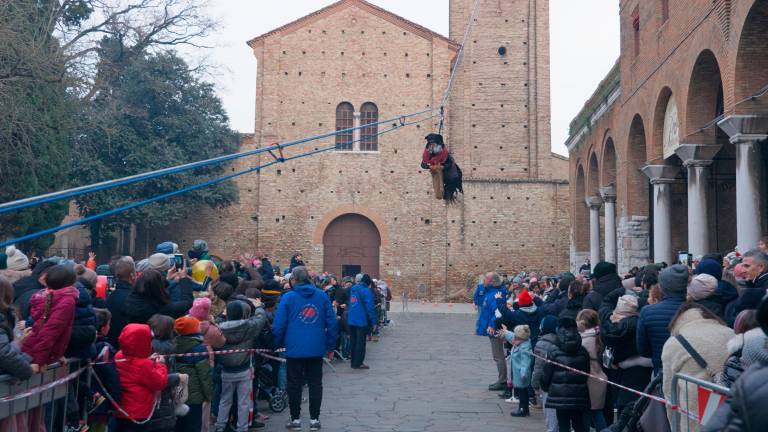 Ravenna, ecco la Befana volante dei Vigili del Fuoco per la gioia dei bambini - Gallery