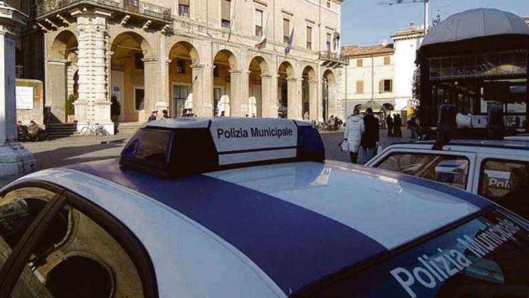 Rimini, cerca di bloccare ragazzino con un calcio: agente di Polizia sotto inchiesta