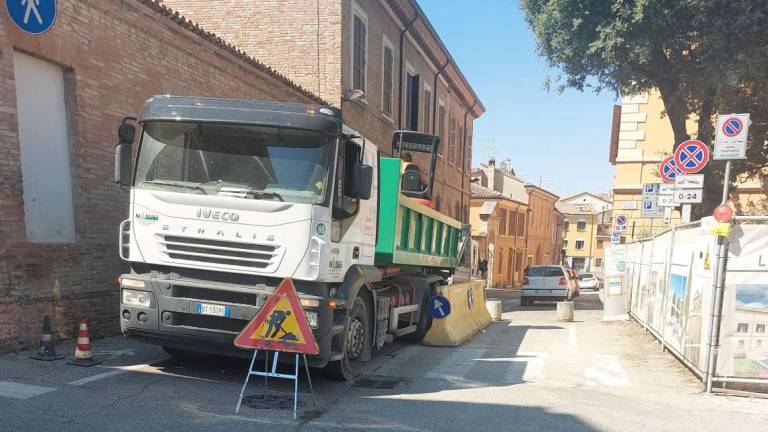 Cesena, caduta e fratture: lavori in via Montalti