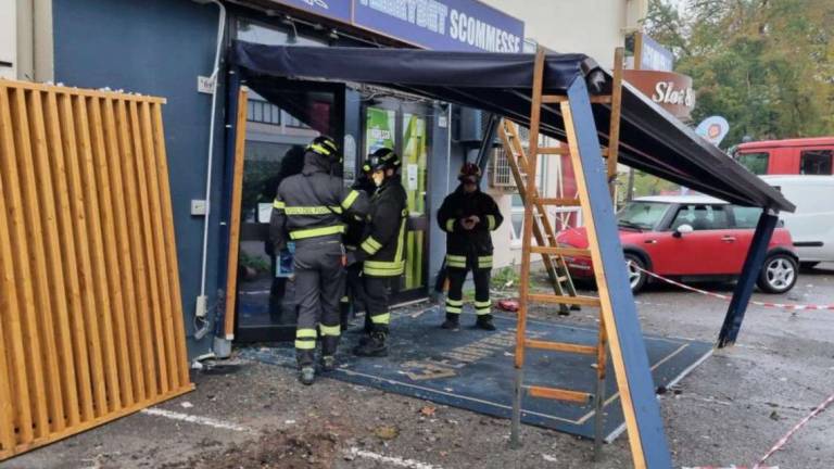 Imola, in retromarcia distrugge una tettoia e ferisce due persone