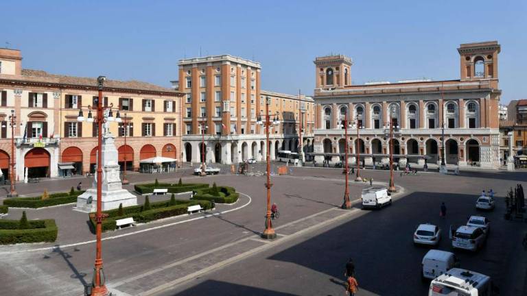 Forlì. Lampioni in piazza Saffi bloccati dalla scelta del colore